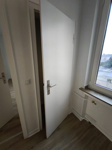 Lackierarbeiten von Türen und Fußleisten