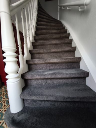 Stufenanlage mit Teppich verkleiden
